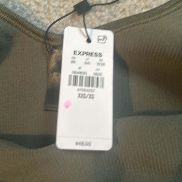 Express Body Contour Seamless Ribbed
Sweetheart Cropped Tank - Picture 6 of 7